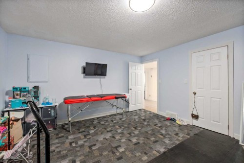 1305 10 Avenue Se, High River, AB - Indoor Photo Showing Other Room