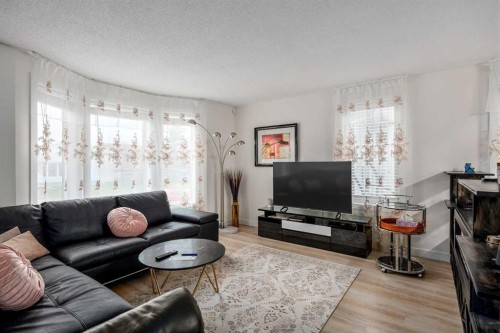 1305 10 Avenue Se, High River, AB - Indoor Photo Showing Living Room