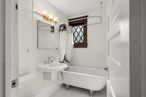620 19 Avenue Nw, Calgary, AB - Indoor Photo Showing Bathroom