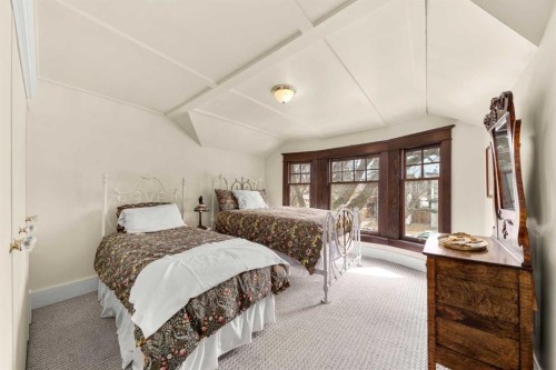 620 19 Avenue Nw, Calgary, AB - Indoor Photo Showing Bedroom