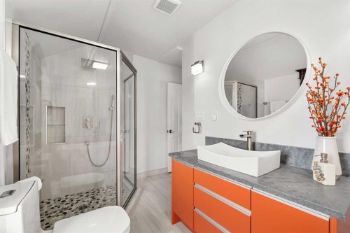620 19 Avenue Nw, Calgary, AB - Indoor Photo Showing Bathroom