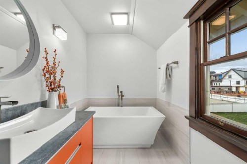 620 19 Avenue Nw, Calgary, AB - Indoor Photo Showing Bathroom