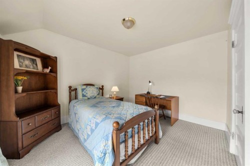 620 19 Avenue Nw, Calgary, AB - Indoor Photo Showing Bedroom