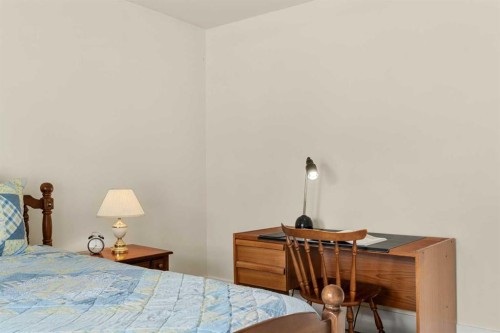 620 19 Avenue Nw, Calgary, AB - Indoor Photo Showing Bedroom