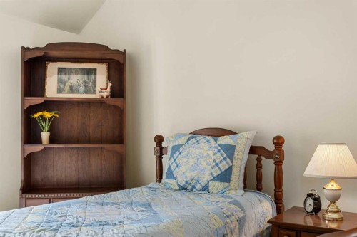 620 19 Avenue Nw, Calgary, AB - Indoor Photo Showing Bedroom
