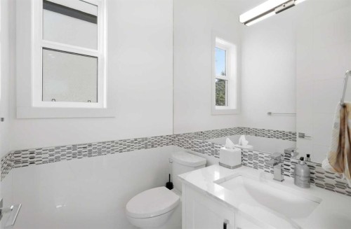 1256 Rosehill Drive Nw, Calgary, AB - Indoor Photo Showing Bathroom