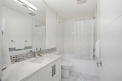1256 Rosehill Drive Nw, Calgary, AB - Indoor Photo Showing Bathroom