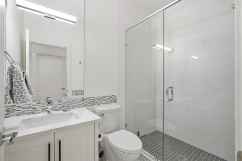 1256 Rosehill Drive Nw, Calgary, AB - Indoor Photo Showing Bathroom