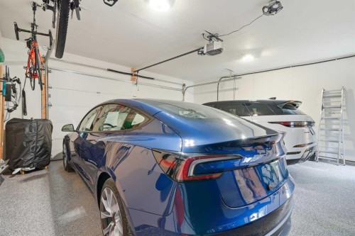 1256 Rosehill Drive Nw, Calgary, AB - Indoor Photo Showing Garage