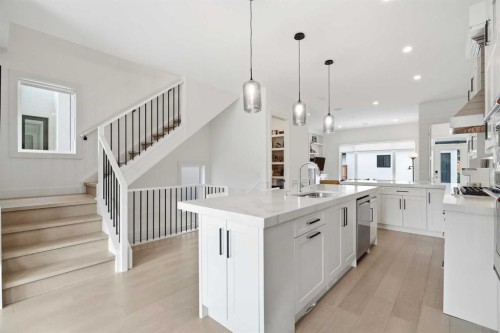 1256 Rosehill Drive Nw, Calgary, AB - Indoor Photo Showing Kitchen With Upgraded Kitchen