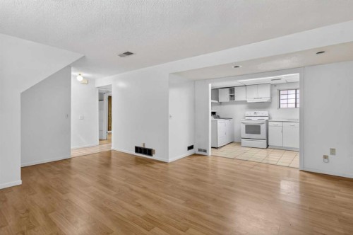 900 Abbeydale Drive Ne, Calgary, AB - Indoor Photo Showing Kitchen