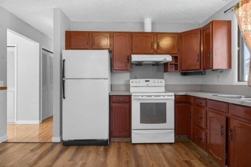 900 Abbeydale Drive Ne, Calgary, AB - Indoor Photo Showing Kitchen