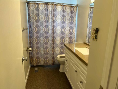 4928 40 Avenue Nw, Calgary, AB - Indoor Photo Showing Bathroom