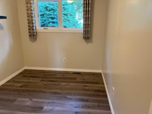 4928 40 Avenue Nw, Calgary, AB - Indoor Photo Showing Other Room