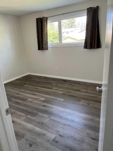 4928 40 Avenue Nw, Calgary, AB - Indoor Photo Showing Other Room