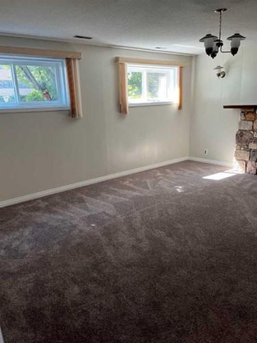 4928 40 Avenue Nw, Calgary, AB - Indoor Photo Showing Other Room
