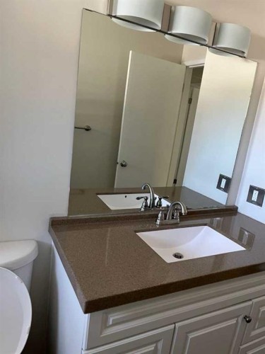 4928 40 Avenue Nw, Calgary, AB - Indoor Photo Showing Bathroom
