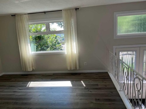 4928 40 Avenue Nw, Calgary, AB - Indoor Photo Showing Other Room