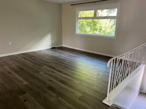 4928 40 Avenue Nw, Calgary, AB - Indoor Photo Showing Other Room