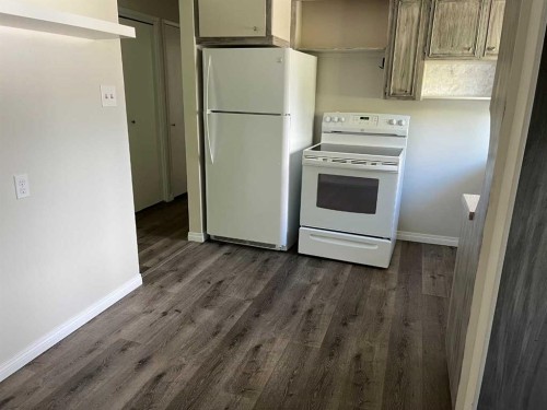 4928 40 Avenue Nw, Calgary, AB - Indoor Photo Showing Kitchen