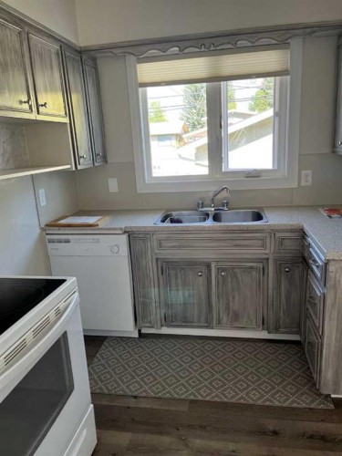 4928 40 Avenue Nw, Calgary, AB - Indoor Photo Showing Kitchen With Double Sink