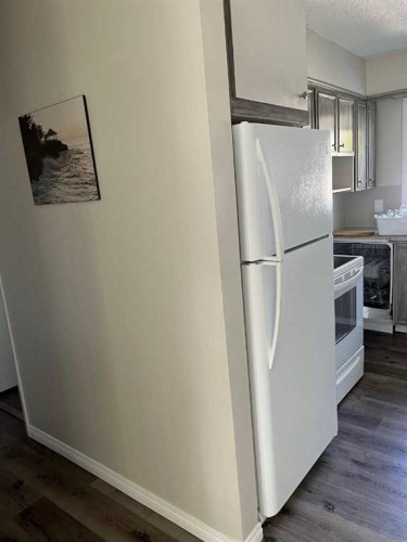 4928 40 Avenue Nw, Calgary, AB - Indoor Photo Showing Kitchen