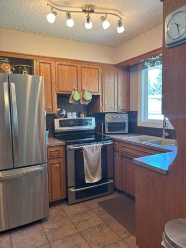 4924 40 Avenue Nw, Calgary, AB - Indoor Photo Showing Kitchen