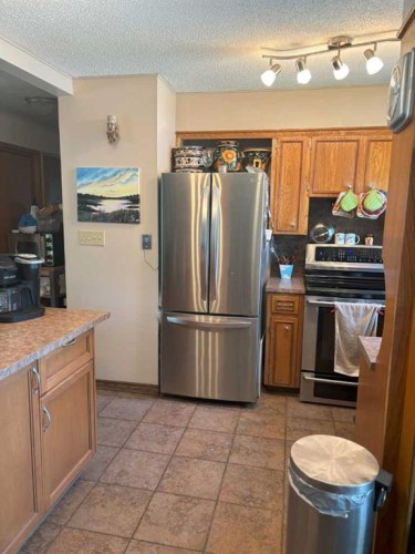 4924 40 Avenue Nw, Calgary, AB - Indoor Photo Showing Kitchen