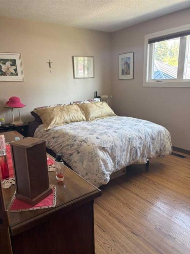 4924 40 Avenue Nw, Calgary, AB - Indoor Photo Showing Bedroom