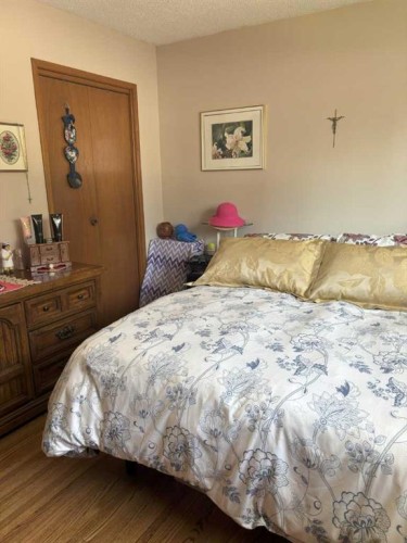 4924 40 Avenue Nw, Calgary, AB - Indoor Photo Showing Bedroom