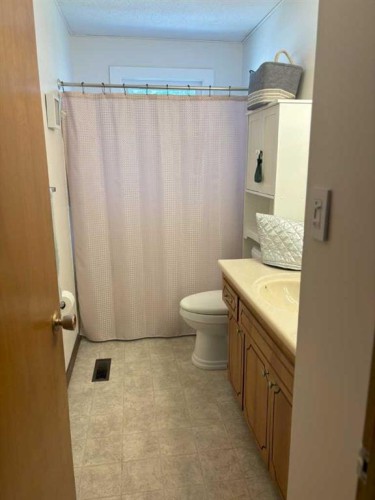 4924 40 Avenue Nw, Calgary, AB - Indoor Photo Showing Bathroom