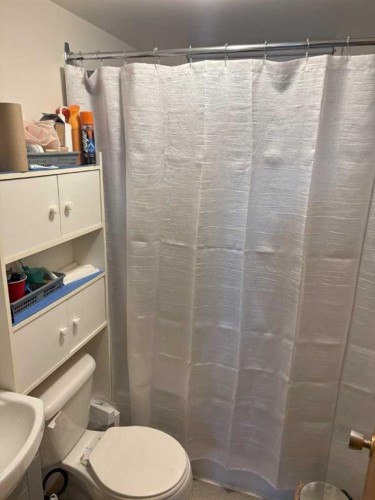 4924 40 Avenue Nw, Calgary, AB - Indoor Photo Showing Bathroom