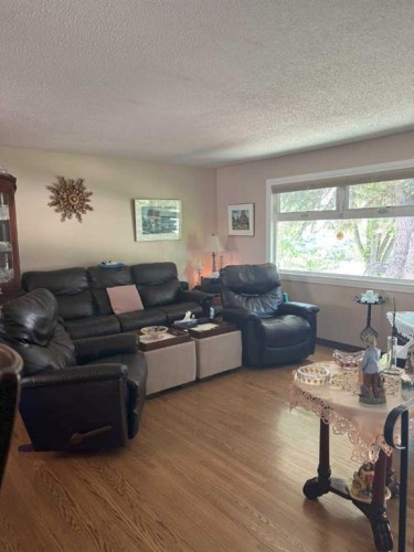 4924 40 Avenue Nw, Calgary, AB - Indoor Photo Showing Living Room
