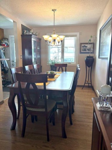 4924 40 Avenue Nw, Calgary, AB - Indoor Photo Showing Dining Room