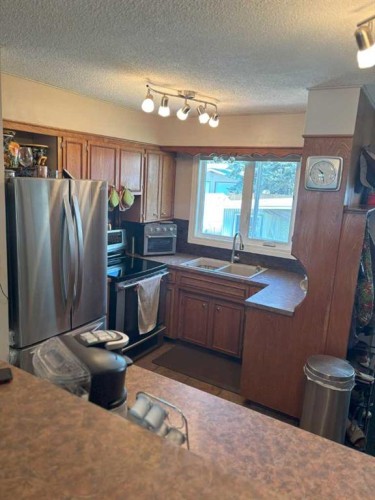 4924 40 Avenue Nw, Calgary, AB - Indoor Photo Showing Kitchen With Double Sink