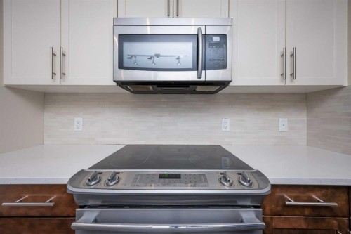 211 Mckenzie Towne Square Se, Calgary, AB - Indoor Photo Showing Kitchen