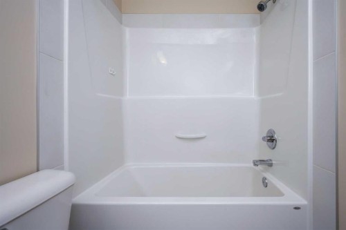 211 Mckenzie Towne Square Se, Calgary, AB - Indoor Photo Showing Bathroom