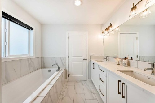 164 Magnolia Terrace Se, Calgary, AB - Indoor Photo Showing Bathroom