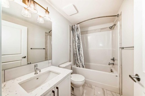 164 Magnolia Terrace Se, Calgary, AB - Indoor Photo Showing Bathroom