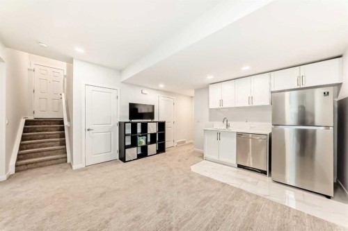 164 Magnolia Terrace Se, Calgary, AB - Indoor Photo Showing Kitchen