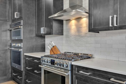 25 Cimarron Estates Gate, Okotoks, AB - Indoor Photo Showing Kitchen With Upgraded Kitchen