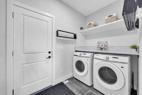25 Cimarron Estates Gate, Okotoks, AB - Indoor Photo Showing Laundry Room