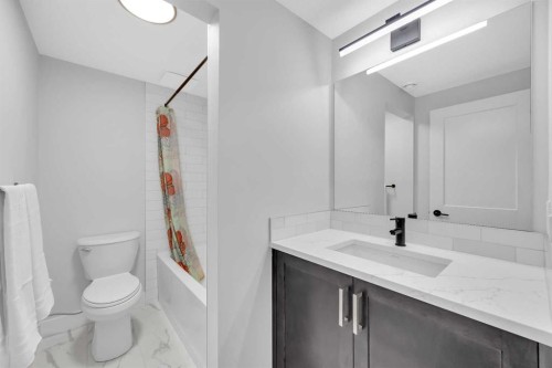 25 Cimarron Estates Gate, Okotoks, AB - Indoor Photo Showing Bathroom