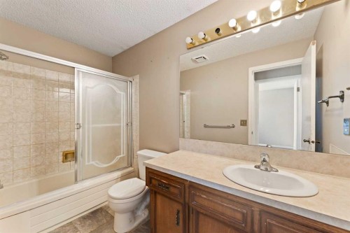7003 Temple Drive Ne, Calgary, AB - Indoor Photo Showing Bathroom