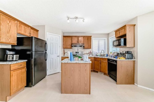 111 Tarawood Road Ne, Calgary, AB - Indoor Photo Showing Kitchen
