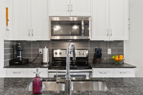 27 Heritage Rise, Cochrane, AB - Indoor Photo Showing Kitchen With Upgraded Kitchen