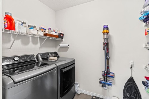 27 Heritage Rise, Cochrane, AB - Indoor Photo Showing Laundry Room
