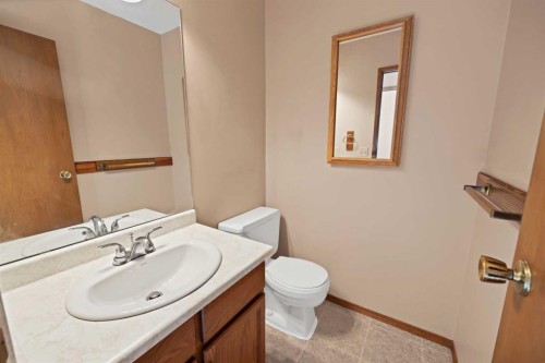 68 Hawkfield Crescent Nw, Calgary, AB - Indoor Photo Showing Bathroom