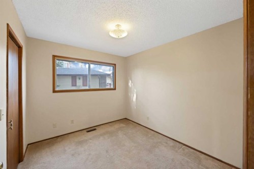 68 Hawkfield Crescent Nw, Calgary, AB - Indoor Photo Showing Other Room