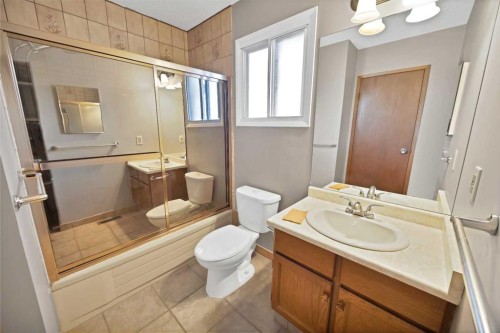 68 Hawkfield Crescent Nw, Calgary, AB - Indoor Photo Showing Bathroom